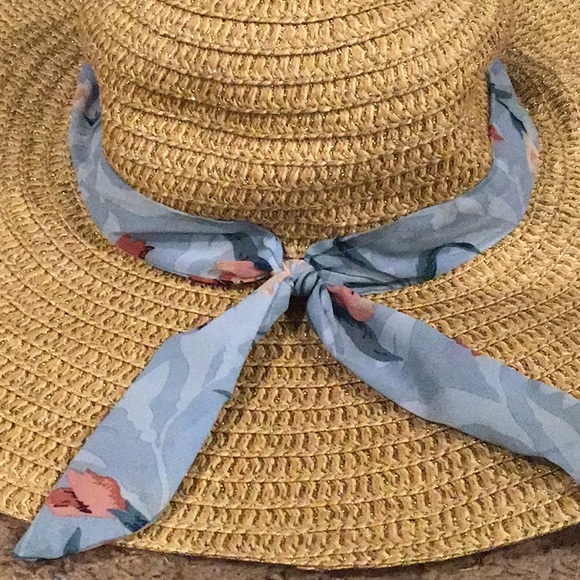 Pretty hat - Picture 2 of 5